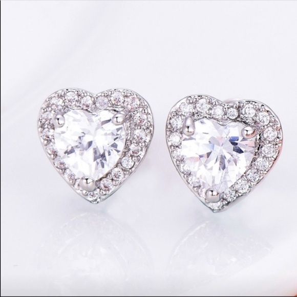 20% Off Sapphire Heart Ring - Picture 4 of 7